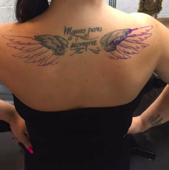 Anna Book visar upp ny tatuering änglavingar Anna Book visar upp ny tatuering änglavingar